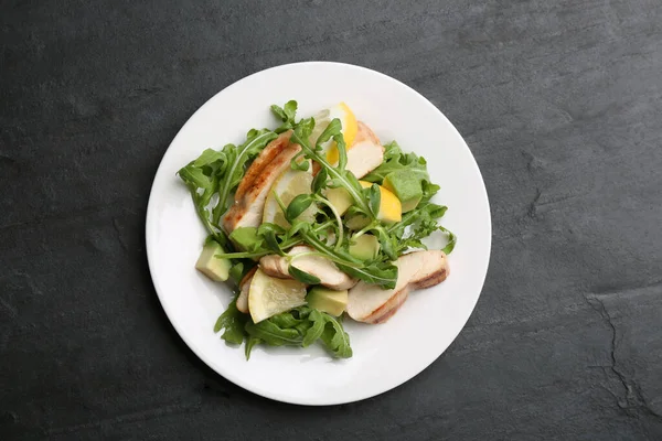 Delicious Salad Chicken Lemon Arugula Black Table Top View — Stock Photo, Image