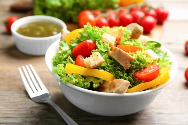 Délicieuse Salade Poulet Frais Servie Sur Table Bois Gros Plan — Photo