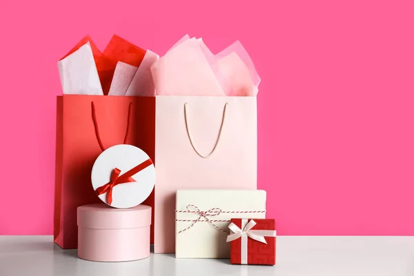 Cadeauzakjes Doosjes Witte Tafel Tegen Roze Achtergrond — Stockfoto