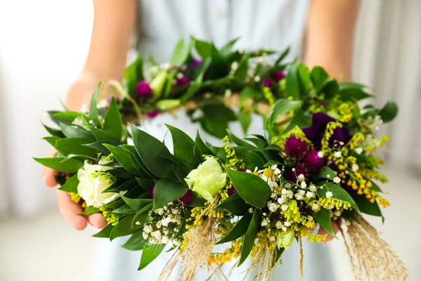 Femme Tenant Une Belle Couronne Fleurs Feuilles Gros Plan — Photo