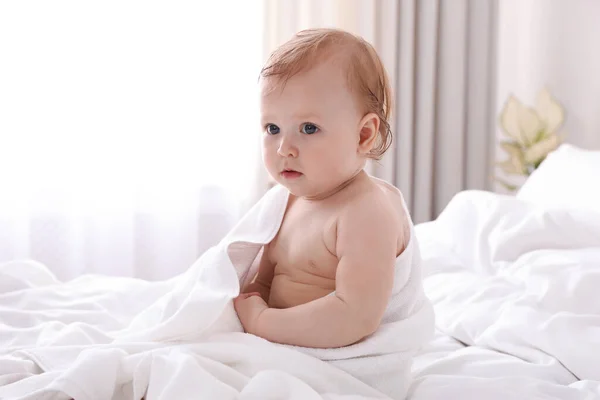 Carino Piccolo Bambino Con Asciugamano Morbido Sul Letto Dopo Bagno — Foto Stock