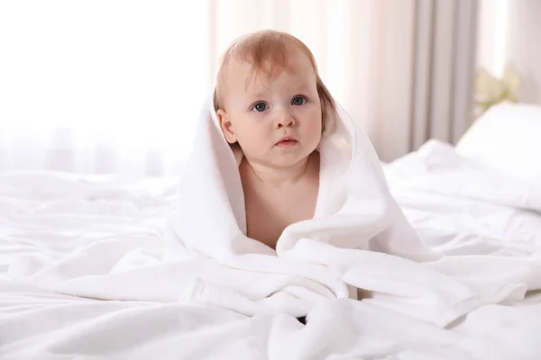 Niedliches Kleines Baby Mit Weichem Handtuch Auf Dem Bett Nach — Stockfoto