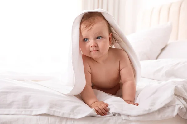 Lindo Bebé Con Toalla Suave Cama Después Del Baño — Foto de Stock