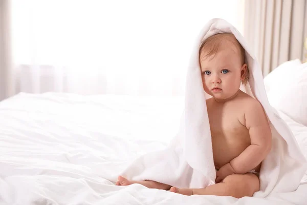 Lindo Bebé Con Toalla Suave Cama Después Del Baño Espacio — Foto de Stock