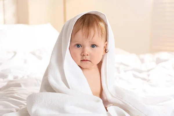 Niedliches Kleines Baby Mit Weichem Handtuch Auf Dem Bett Nach — Stockfoto