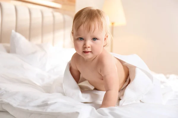 Mignon Petit Bébé Sur Lit Après Bain — Photo