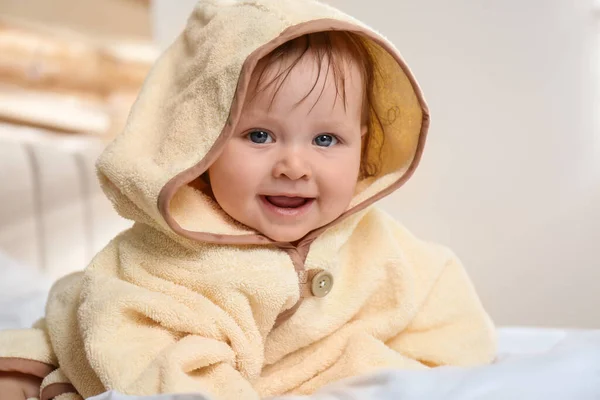 Niedliches Kleines Baby Gelbem Kapuzenhandtuch Auf Dem Bett Nach Dem — Stockfoto