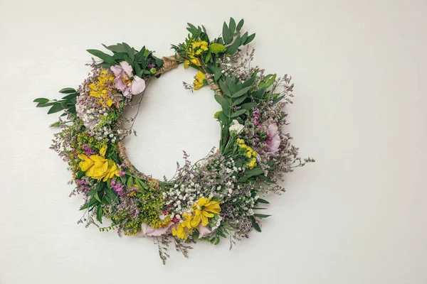 Kranz Aus Schönen Blumen Auf Weißem Hintergrund Draufsicht — Stockfoto