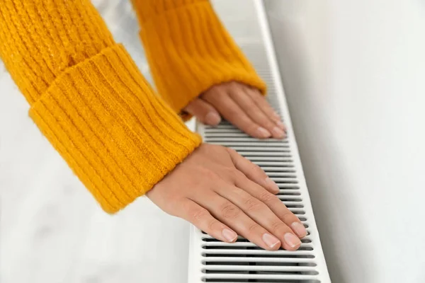 Kvinna Uppvärmning Händer Värme Radiator Nära Vit Vägg Närbild — Stockfoto