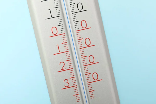 Weersthermometer Lichtblauwe Achtergrond Close — Stockfoto