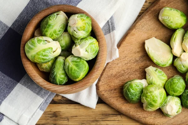 Cavoletti Bruxelles Freschi Sul Tavolo Legno Posa Piatta — Foto Stock