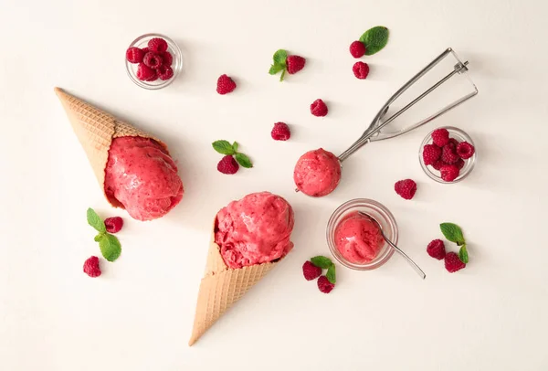 Composição Plana Com Delicioso Sorvete Rosa Cones Wafer Framboesas Mesa — Fotografia de Stock