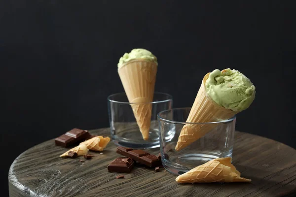 Läcker Pistaschglass Rån Och Chokladbitar Träbord Plats För Text — Stockfoto