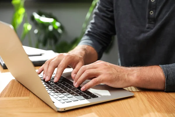 Mann Sucht Mit Laptop Holztisch Drinnen Nahaufnahme — Stockfoto