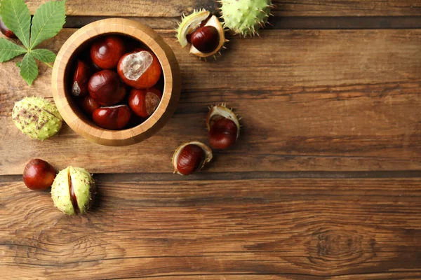 Tahta masada at kestaneleri, düz yatış. Metin için boşluk