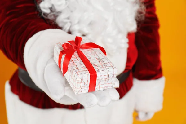 Mikulás Gazdaság Karácsonyi Ajándék Sárga Háttér Közelkép — Stock Fotó