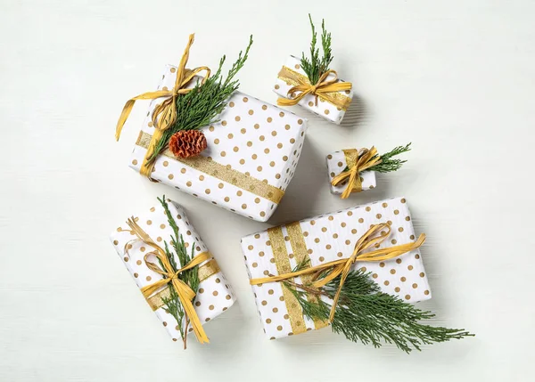 Kerst Geschenkdozen Met Sparren Takken Witte Houten Ondergrond Plat Gelegd — Stockfoto