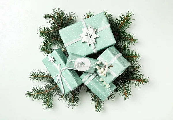 Vánoční Dárkové Krabice Jedlovými Větvemi Bílém Pozadí Byt Ležel — Stock fotografie