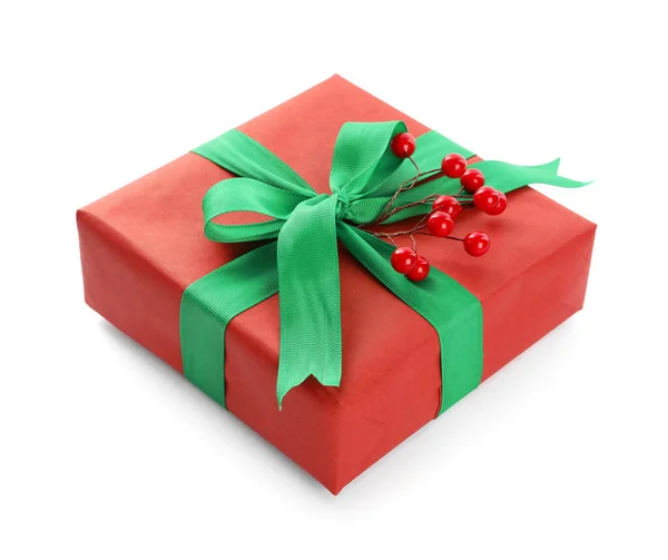 Новорічна Подарункова Коробка Прикрашена Зеленим Бантом Ягодами Ізольовані Білому — стокове фото