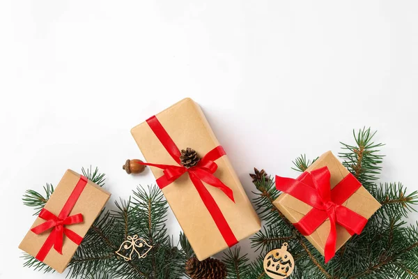 Vánoční Dárkové Krabice Jedlové Větve Bílém Pozadí Ploché Ležely Mezera — Stock fotografie