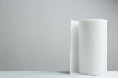 Beyaz ahşap masa üzerinde kağıt havlu rulosu, metin için boşluk