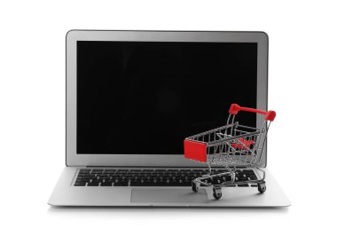 İnternet alışverişi. Küçük arabalı dizüstü bilgisayar beyaza izole edilmiş.
