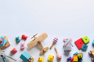 Düz kompozisyon ve beyaz arka planda farklı oyuncaklar. Metin için boşluk