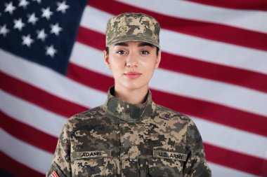 Arka planda ABD bayrağı olan bayan Amerikan askeri. Askerlik.