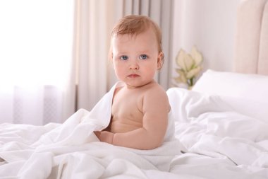 Banyodan sonra yumuşak havlusu olan şirin bir bebek.