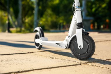 Modern elektrikli scooter açık havada güneşli bir günde, yakın çekim