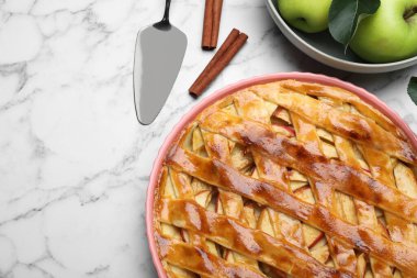 Düz kompozisyon ve beyaz mermer masa üzerinde geleneksel elmalı turta. Metin için boşluk