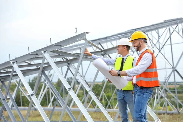 Ingegneri Professionisti Che Lavorano All Installazione Sottostazioni Elettriche All Aperto — Foto Stock