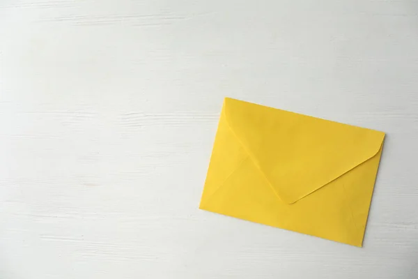 Envelope Papel Amarelo Mesa Madeira Branca Vista Superior Espaço Para — Fotografia de Stock