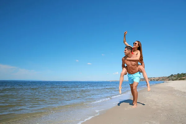 Mooie Vrouw Haar Vriend Het Strand Ruimte Voor Tekst Gelukkig — Stockfoto