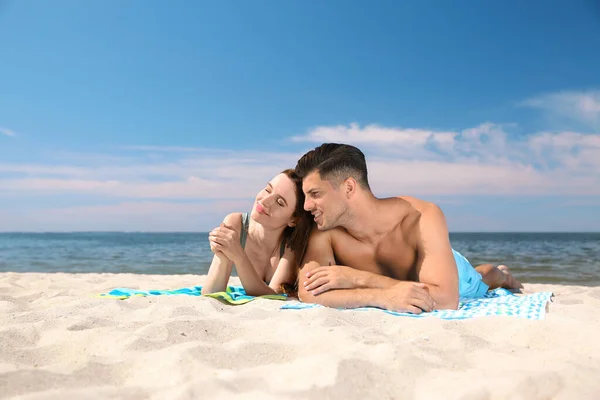 Schöne Frau Und Ihr Freund Sonnen Sich Strand Glückliches Paar — Stockfoto