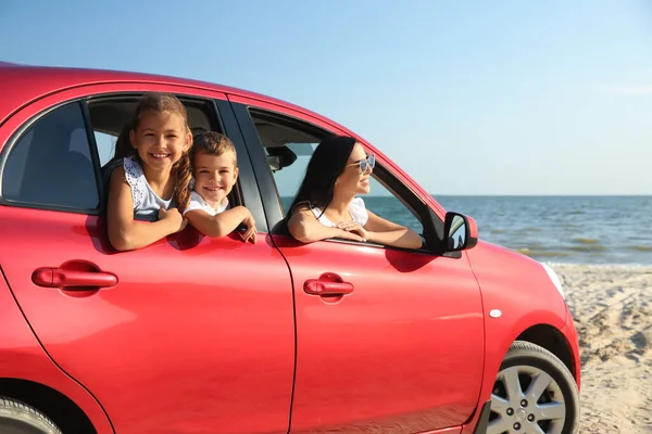 Femme Heureuse Ses Enfants Voiture Près Mer Voyage Été — Photo