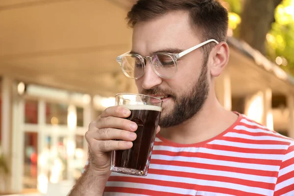 Homem Bonito Com Kvass Frio Livre Bebida Tradicional Russa Verão — Fotografia de Stock