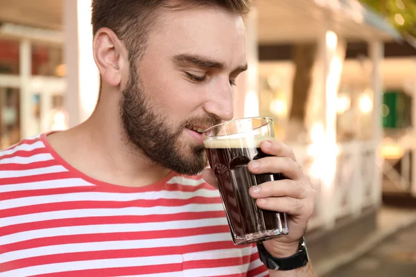 Knappe Man Met Koude Kvass Buiten Traditioneel Russisch Zomerdrankje — Stockfoto