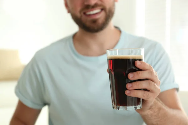 Jongeman Met Koud Kvass Binnen Close Traditioneel Russisch Zomerdrankje — Stockfoto