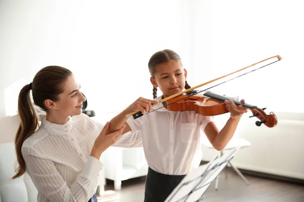 Giovane Donna Che Insegna Alla Bambina Suonare Violino Chiuso — Foto Stock