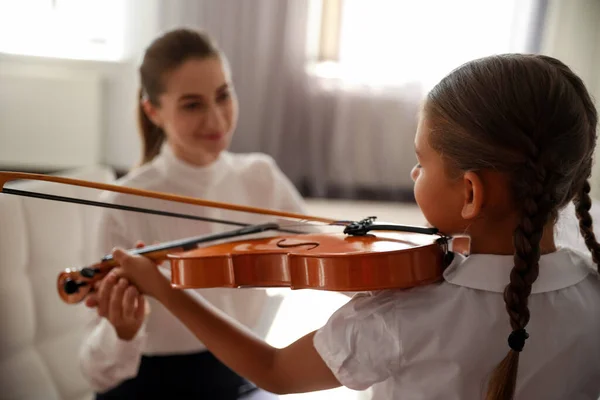 Ung Kvinna Lär Liten Flicka Att Spela Fiol Inomhus — Stockfoto