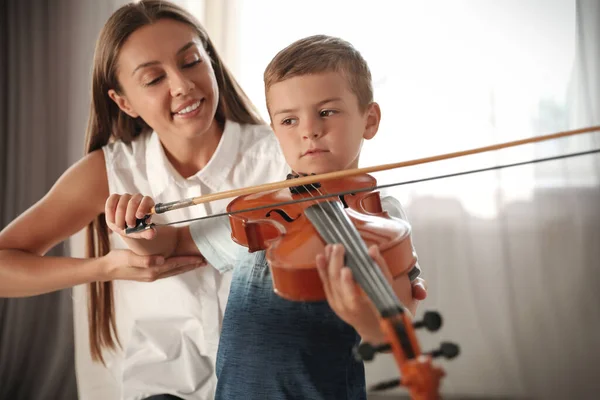 Giovane Donna Che Insegna Bambino Suonare Violino Chiuso — Foto Stock