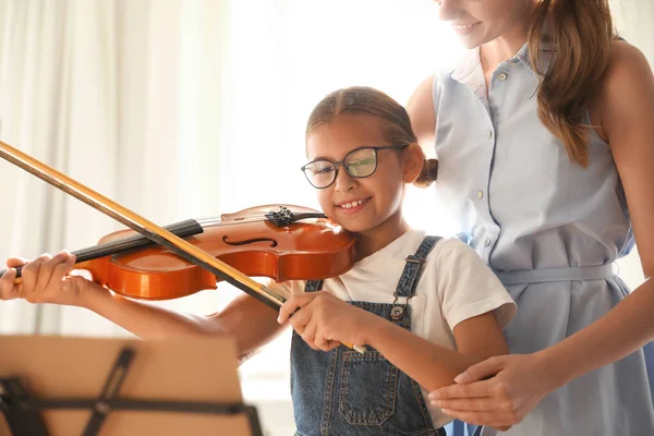 Giovane Donna Che Insegna Alla Bambina Suonare Violino Chiuso — Foto Stock