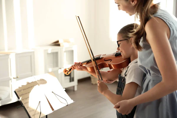 Молода Жінка Навчає Маленьку Дівчинку Грати Скрипці Приміщенні — стокове фото
