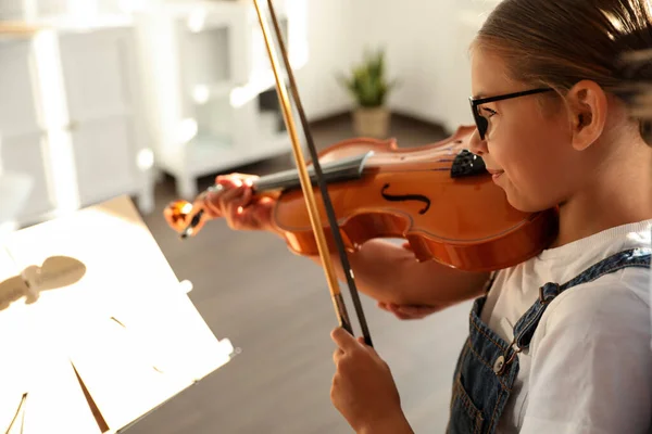 Söt Liten Flicka Leker Fiol Inomhus Närbild Musiklektion — Stockfoto