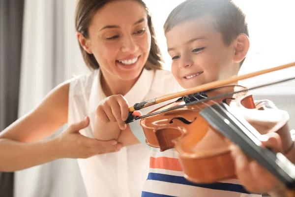 Giovane Donna Che Insegna Bambino Suonare Violino Chiuso — Foto Stock