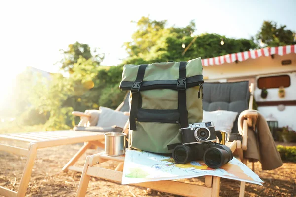 Grüner Rucksack Und Reisezubehör Auf Liegestühlen Freien Sommerreise — Stockfoto