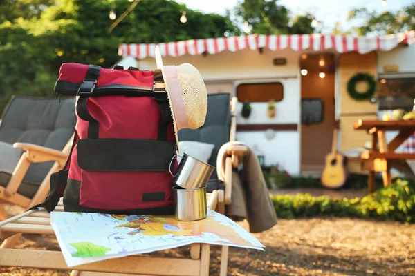 Roter Rucksack Und Reisezubehör Auf Liegestühlen Freien Sommerreise — Stockfoto