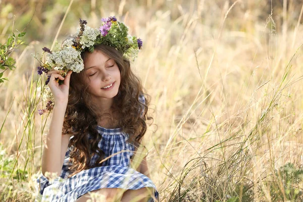 Linda Niña Usando Corona Hecha Hermosas Flores Campo Día Soleado — Foto de Stock