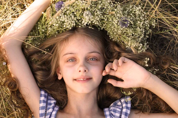 Menina Bonito Vestindo Grinalda Feita Flores Bonitas Grama Verde Vista — Fotografia de Stock